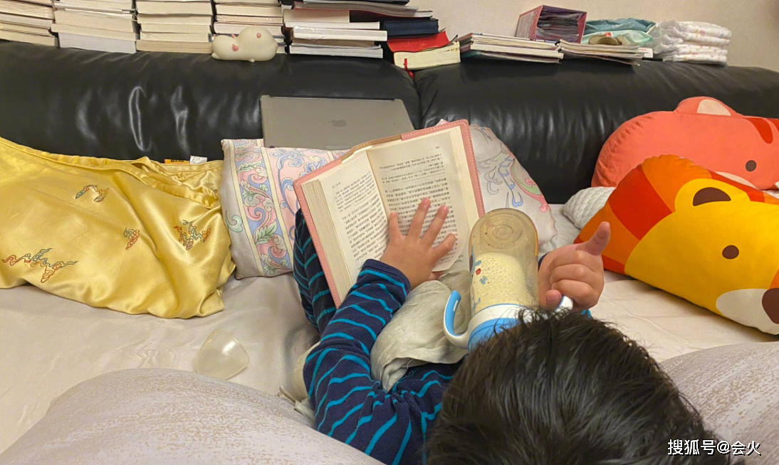 张歆艺晒儿子，2岁四坨躺床上喝牛奶，倒着看书跷二郎腿姿势悠闲 - 2