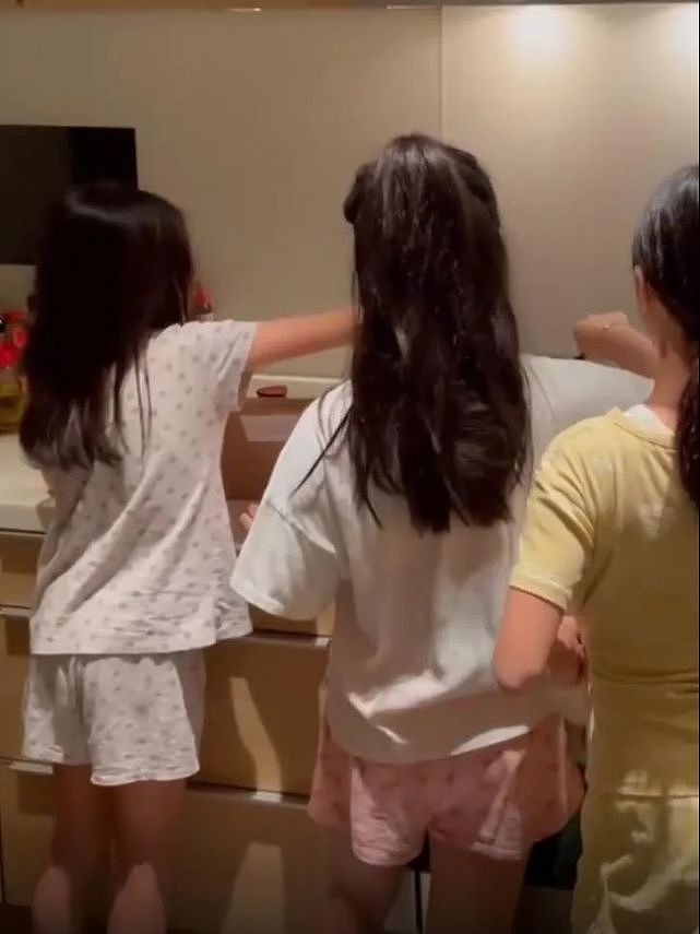 上海明星居家带娃：黎姿3位女儿包揽家务，严屹宽一家在厨房追逐 - 3