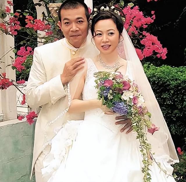 61岁港星吴毅将婚礼上演出，拍胸跺脚动作浮夸，唱爱国歌曲中气足 - 9