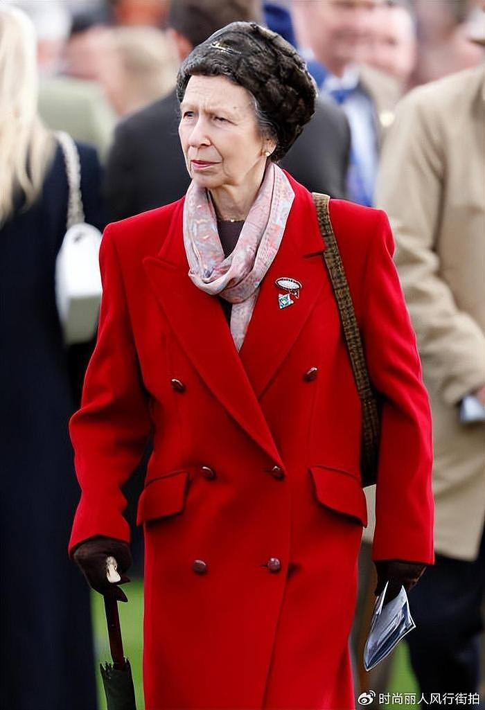 73岁安妮公主成王室定心丸？穿红色大衣淡定亮相，比卡米拉更惊艳 - 9