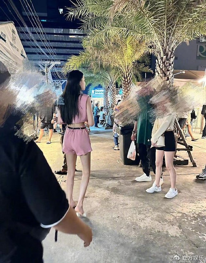 网友泰国夜市偶遇张颖颖 穿粉色套装长腿又细又白 - 2
