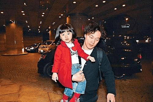 香港6大歌王的孩子，陈奕迅女儿美貌逆袭，许冠杰儿子患癌暴瘦 - 3