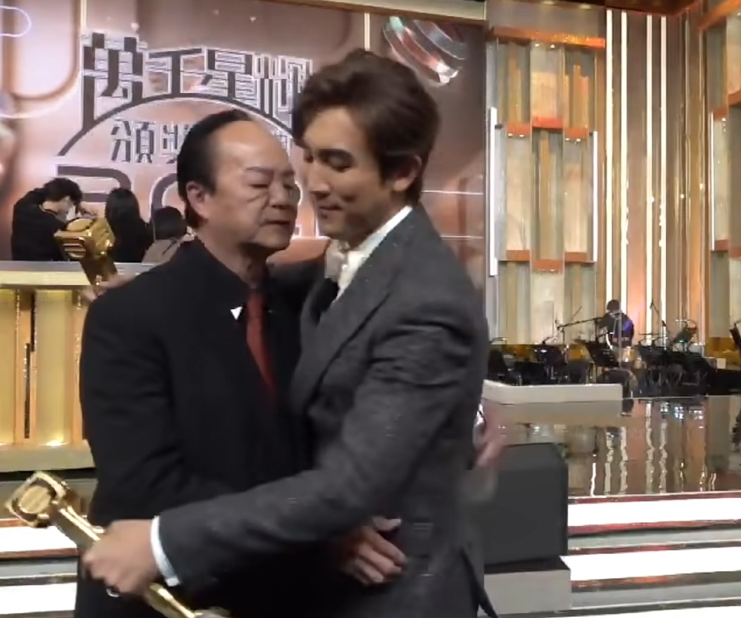 谭俊彦夺TVB最佳男主，罕见与父亲同框受访，狄龙劝儿子退居幕后 - 8