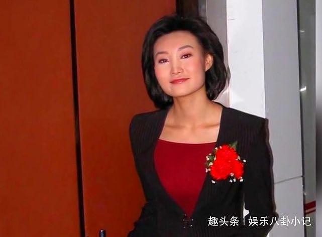 43岁央视美女李梓萌近照，摘下假发年轻十岁，身形似18岁少女 - 4