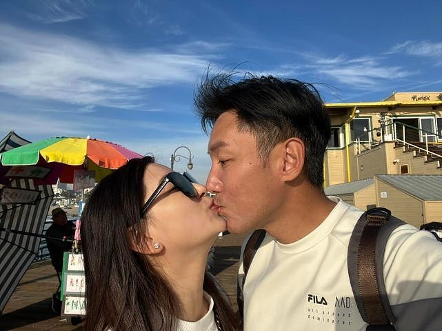 TVB艺人张颖康夫妇带子女出国旅游 夫妻俩与子女互相亲吻很有爱 - 3