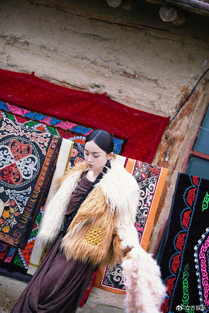 古力娜扎回家乡新疆拍大片 穿民族服装美若神明少女 - 6