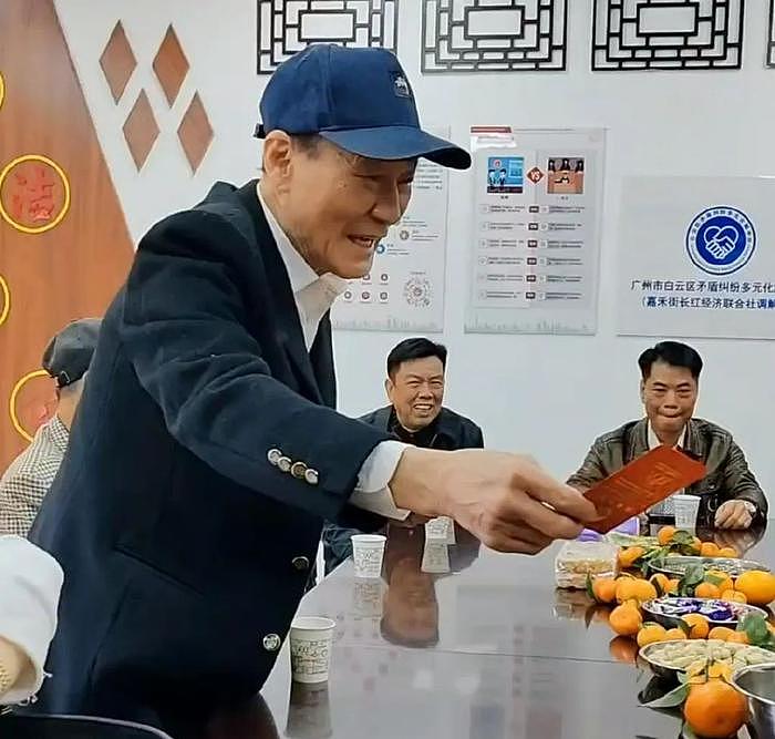 80岁港星回广州祭祖，刚做完大手术，行动不便仍配合摆拳击姿势 - 9