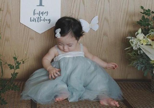 余文乐女儿1岁生日，王棠云晒小初心高清无码照，皮肤白皙超可爱 - 2