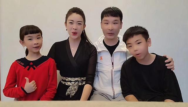 刘和刚一家四口合唱庆新年，一双儿女像爸，妻子曾是世界小姐亚军 - 3