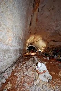 2010年研究者们在马略卡岛的Cova des Pas de Vallgornera山洞里采集巴利阿里岛山羊的的化石。图片来源：M.A。 Perelló