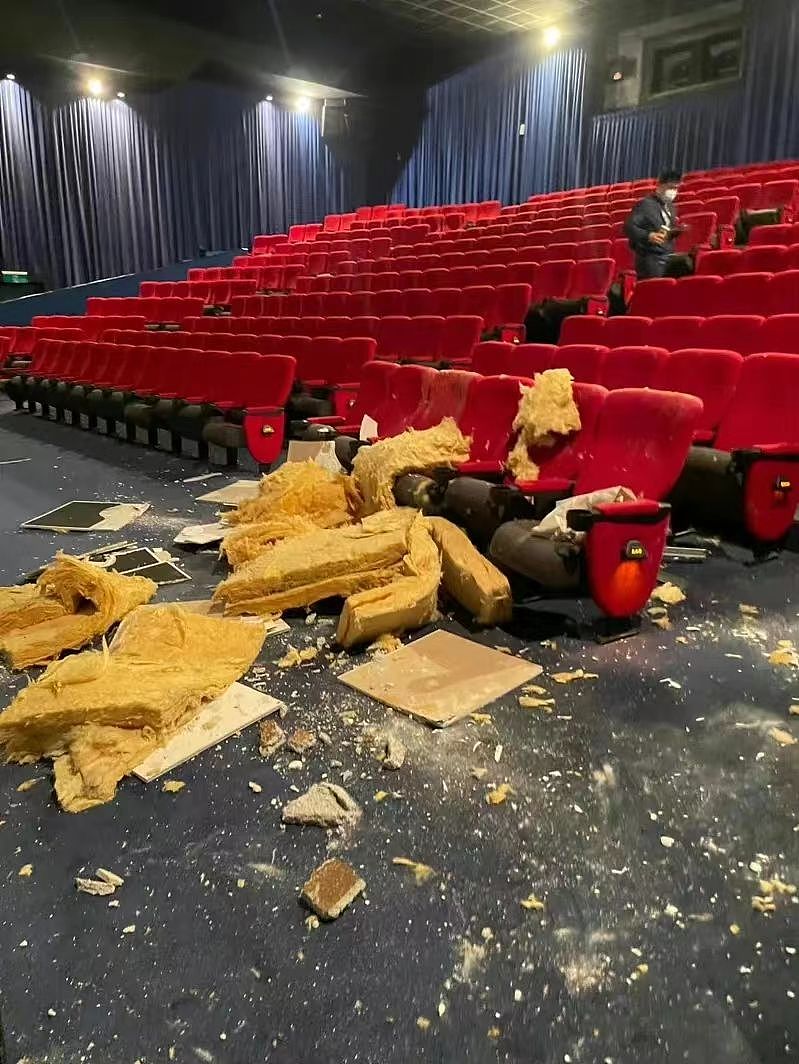 阿汤哥新片台湾上映，影院放动作戏时天花板掉落，观众以为是特效 - 1