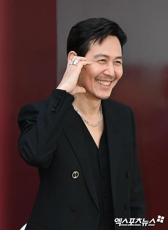 李政宰《侍僧》海报公开，成为韩国第一位出演《星球大战》的演员 - 6