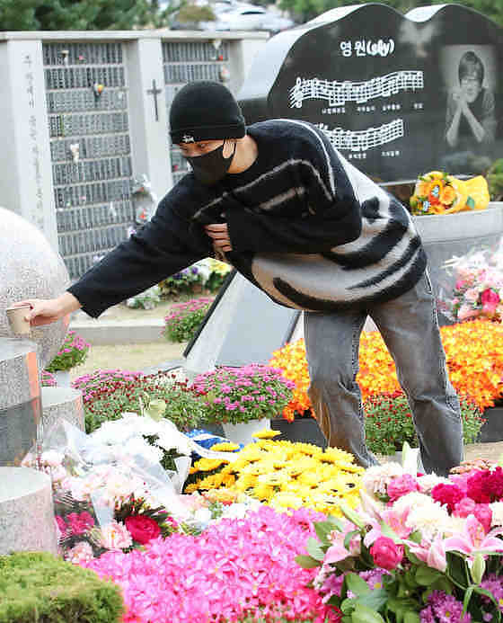 韩国女星崔真实去世14周年，子女分别到墓地祭奠，兄妹疑似反目 - 3