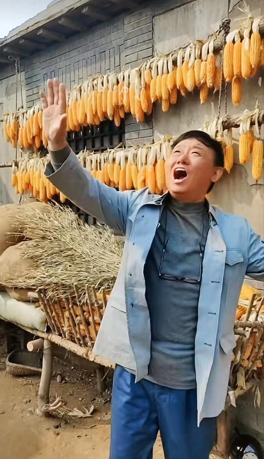 52岁邵峰晒农村惬意生活，穿旧衣用扫帚扫地，院内堆满玉米显简朴 - 2