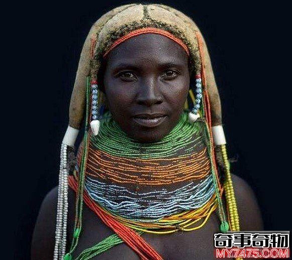 世界上最脏的女人是哪种（非洲女人用牛粪做头饰）