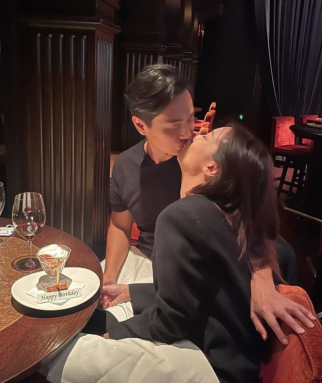 郑俊弘何雁诗庆祝结婚2周年兼生日 夫妻俩吃浪漫晚餐嘴对嘴亲吻 - 5