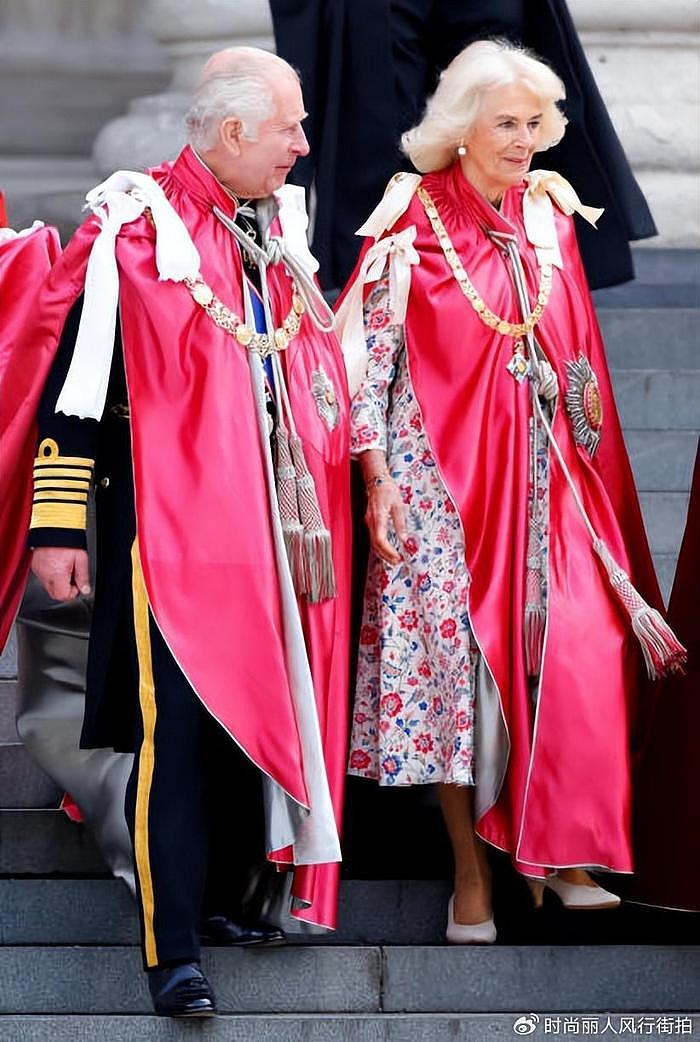 英国罗丝和丈夫风光亮相！12岁儿子给查尔斯提袍，却不用乔治王子 - 5
