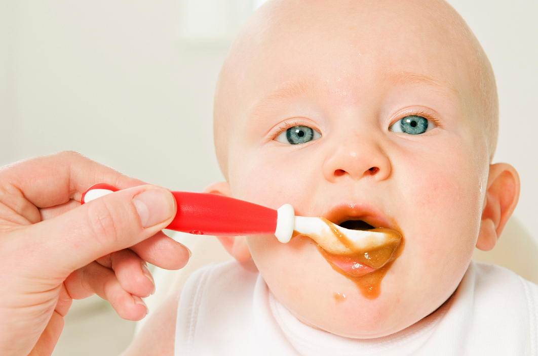 宝宝开始吃辅食后，喂奶量如何变化才合适？家长要根据月龄来判断 - 4