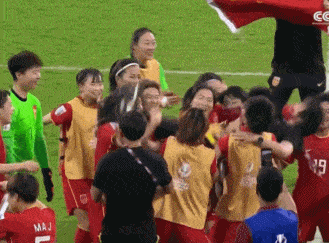 太好笑！韩国女足被绝杀瞬间，球员原地懵圈，教练躲角落怀疑人生 - 14