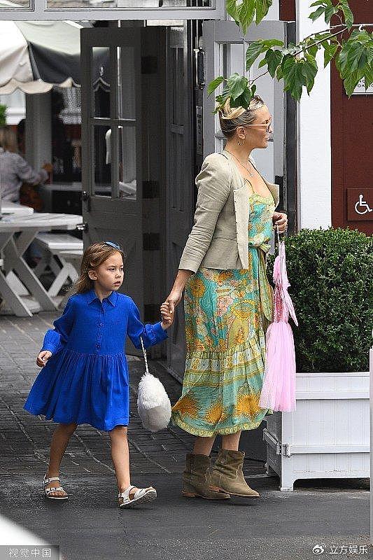 凯特·哈德森带女儿逛街 为女儿购买芭比粉仙女裙 - 3