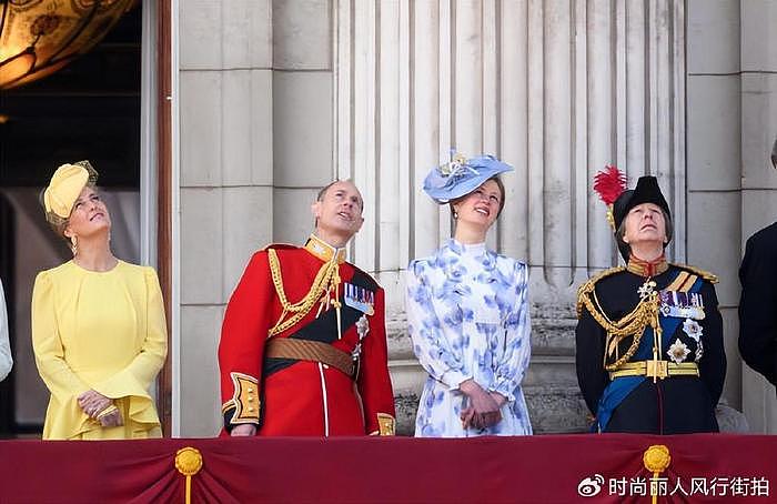 英女王20岁小孙女在庆典成时尚黑马！穿蓝色印花裙好美，不输小夏 - 9