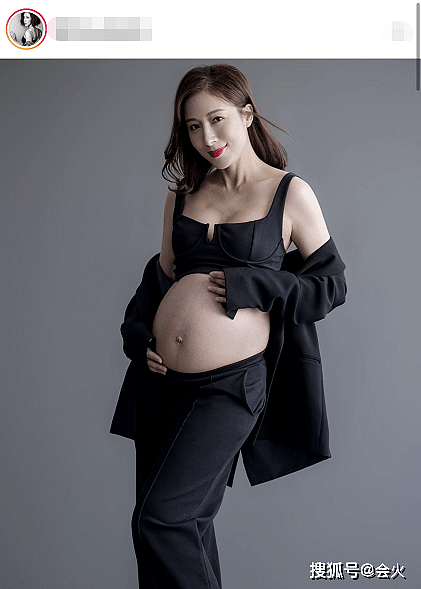 42岁杨怡晒二胎性感孕照！穿黑色内衣四肢纤细，称为孩子存脐带血 - 1