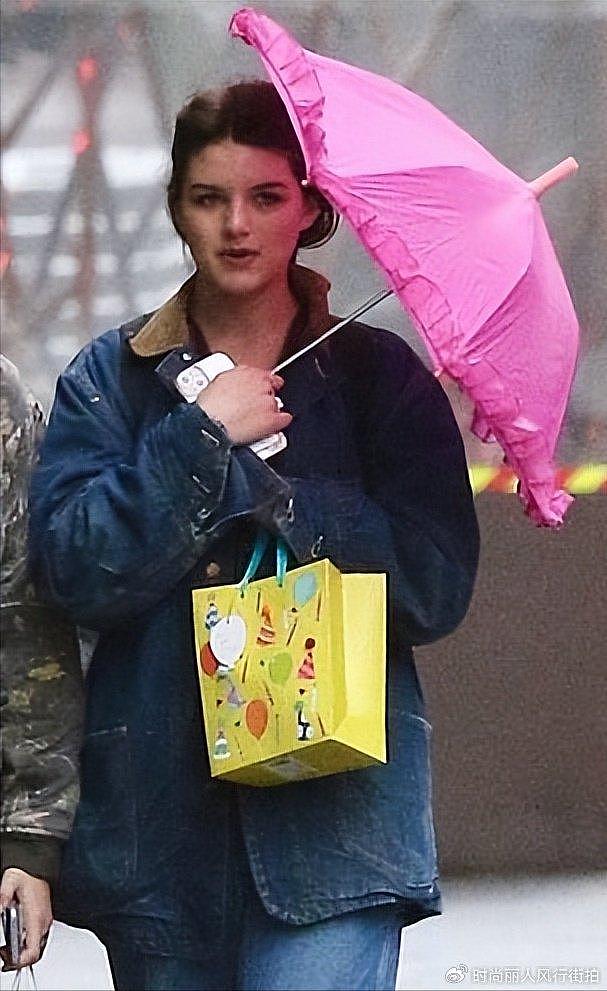 阿汤哥18岁女儿和闺蜜出街！撑着小粉伞头上戴粉花，衣品很一般啊 - 3