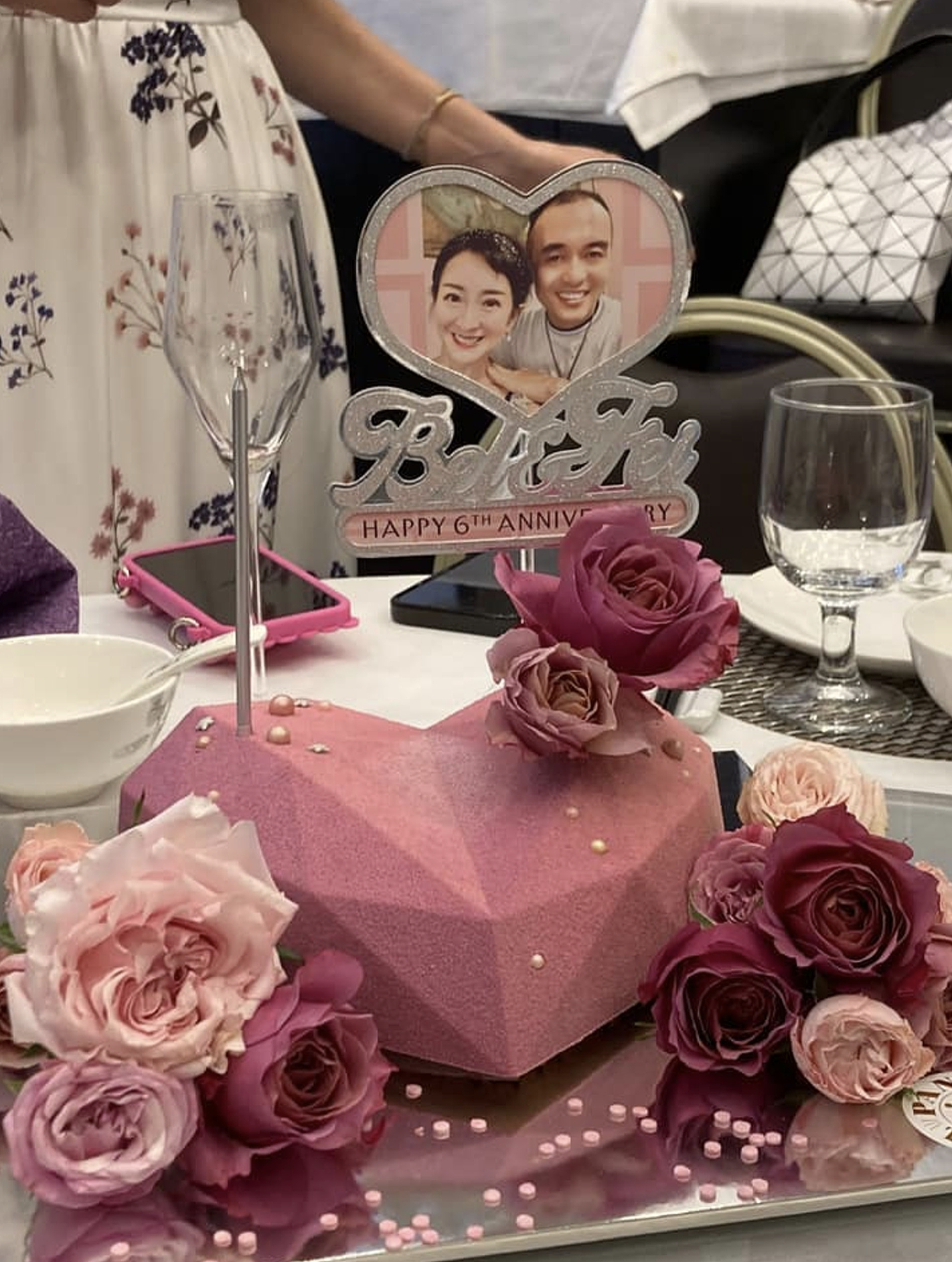 港姐梁佩瑚庆祝结婚6年，与丈夫喝酒吃蛋糕，夫妻依偎合照很幸福 - 2