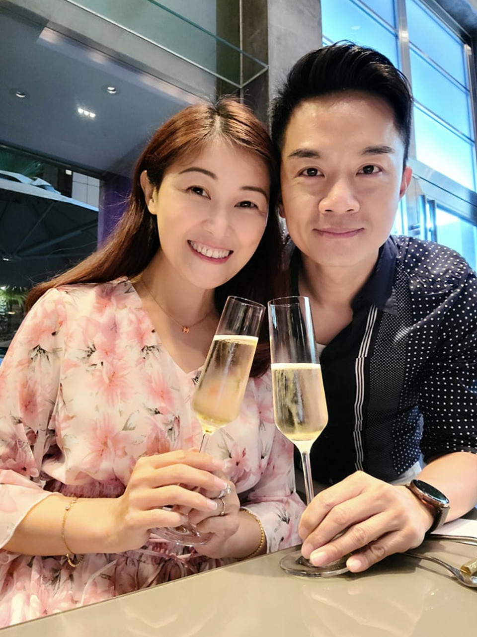 胡诺言陈琪出去吃浪漫晚餐庆祝结婚14周年 夫妻俩分享恩爱合影 - 2