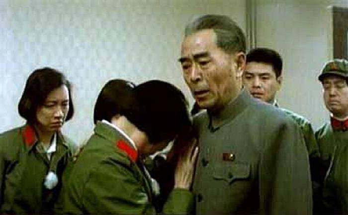 与总理太像，领导激动拍板，邓颖超扶手哭泣，他演总理已人戏不分 - 37