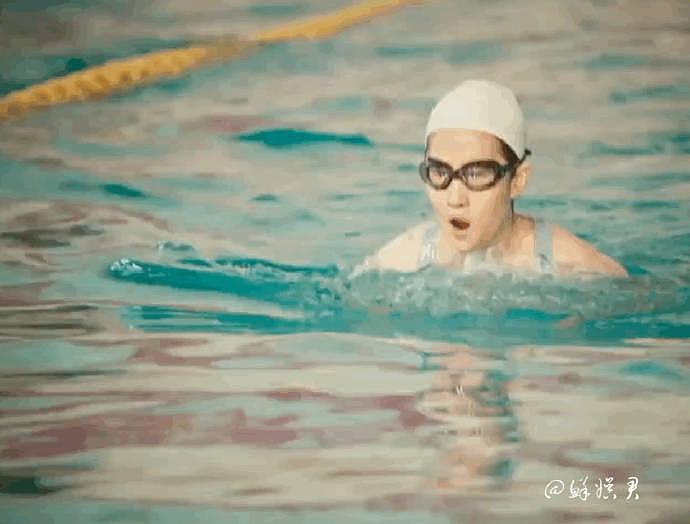 刘亦菲泳池戏拍的很好，不是很瘦才叫美，这是健康大气的美，很像运动员游泳！ - 2