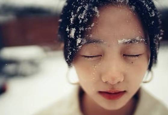 黄磊大女儿多多晒美照，雪中拍照太惊艳，红唇金耳环显气质 - 1