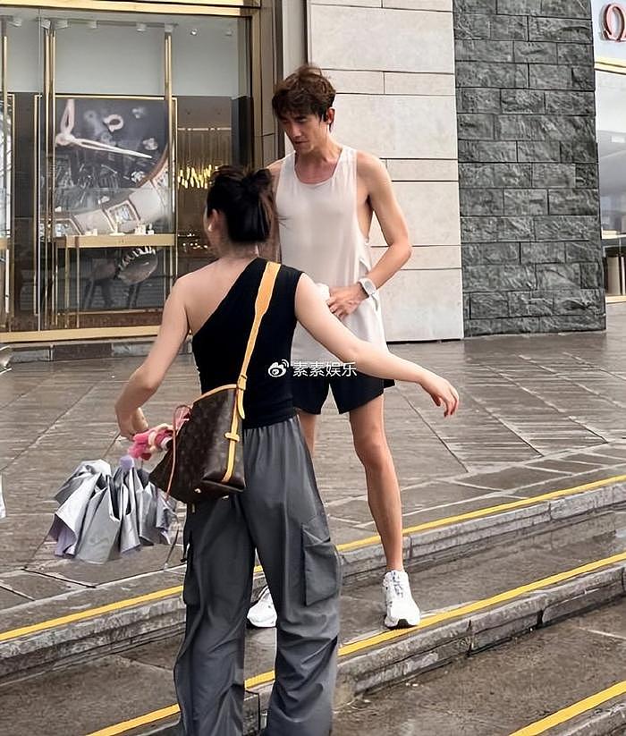 林更新在香港冒雨跑步，又高又瘦很自律，腿上还有一大块淤青 - 1