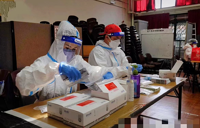 港星杨明携女友当志愿者，为确诊病人送物资做核酸，网友一片好评 - 7