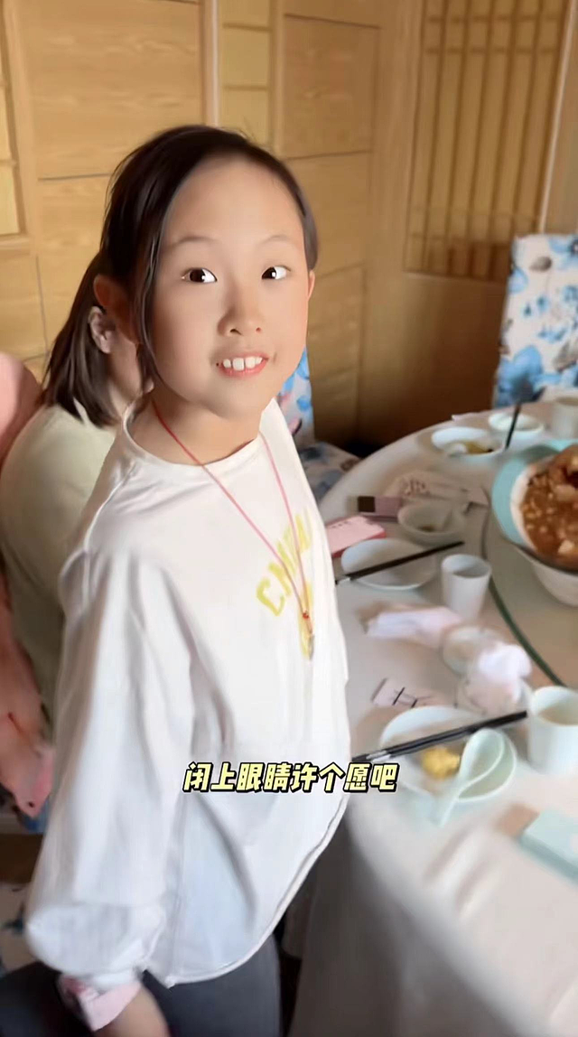 央视主持杨帆为娃庆生，一家10口吃12道菜，8岁女儿似妈引热议 - 14