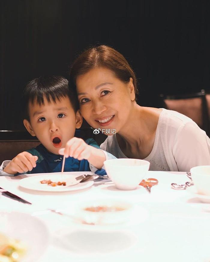 陈凯琳带儿子和爸妈出去吃中餐 三代同堂用餐过程乐也融融 - 5