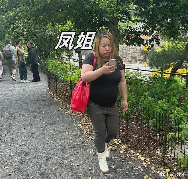 38岁凤姐在公园被偶遇，性格高傲不理人，此前透露在美活得不如狗 - 4