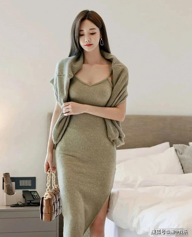 韩国服装模特，浅绿针织包臀裙，显出气质又大方！ - 3