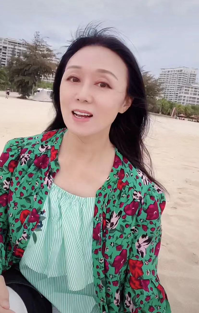 60岁吴琼晒照意外遭网暴，穿红戴绿在海边开心歌舞，被批不合时宜 - 6