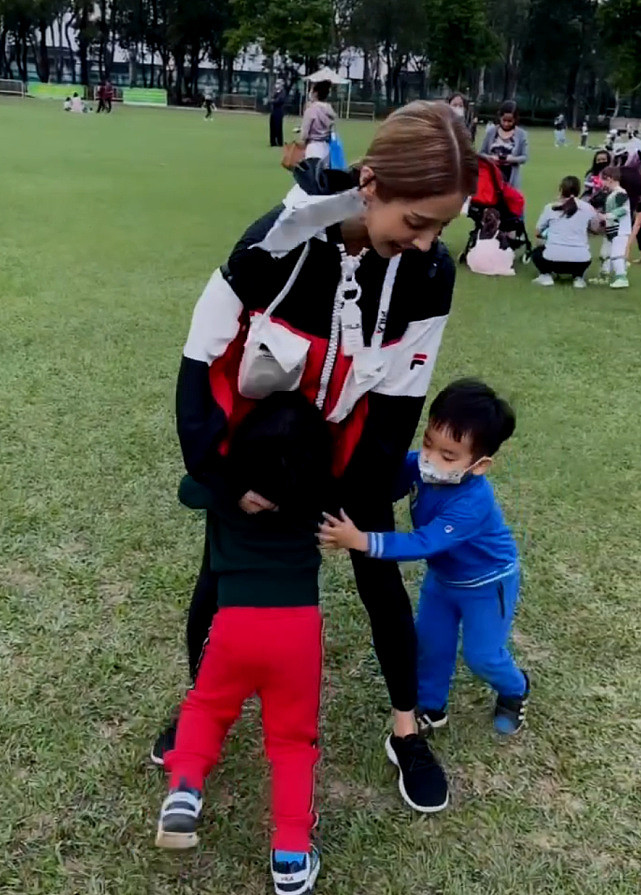郑嘉颖亲吻儿子脸颊很有爱 陈凯琳与两个儿子在公园玩游戏 - 7