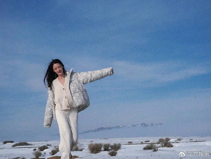 李沁穿白衣雪地奔跑 气质清雅笑容甜美少女感十足 - 5