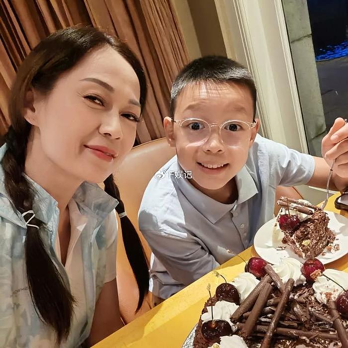 姚莹莹在酒店度假为儿子开心庆生 母子俩在泳池搞怪合影似饼印 - 5