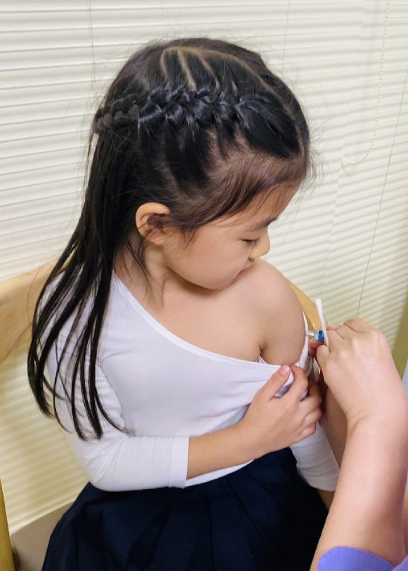章子怡带女儿打疫苗，醒宝冷静接种不哭闹，正脸出镜越来越漂亮 - 4