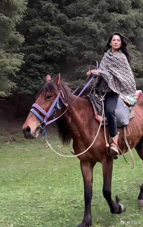 33岁网红森林北首度发声，戴5k围巾去骑马，高调回应和汪峰恋情 - 5