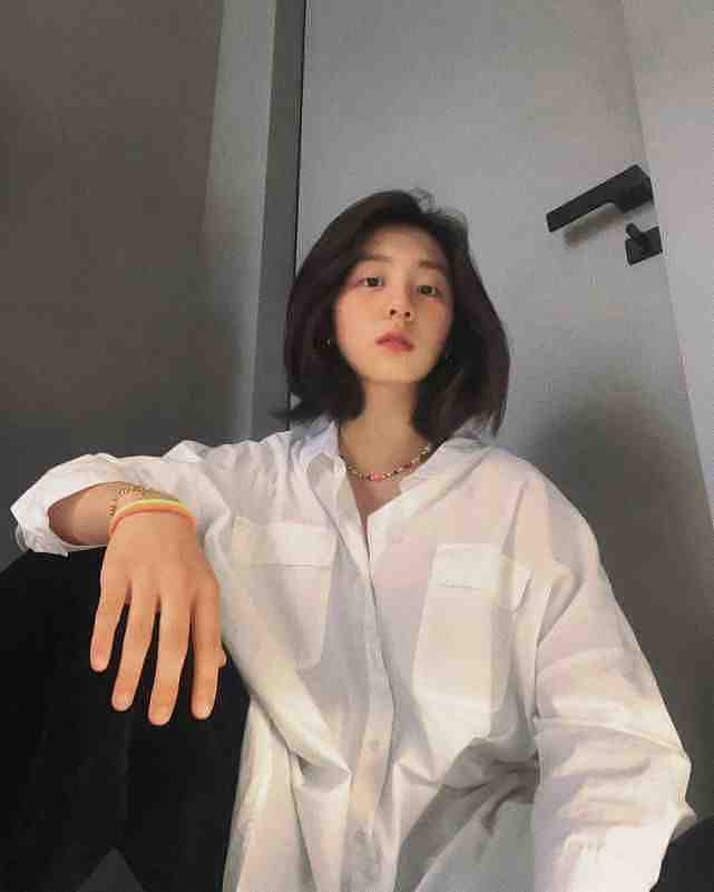 黄磊爱女分享白衬衫美照，16岁黄多多颜值超高，获赞最美星二代 - 1