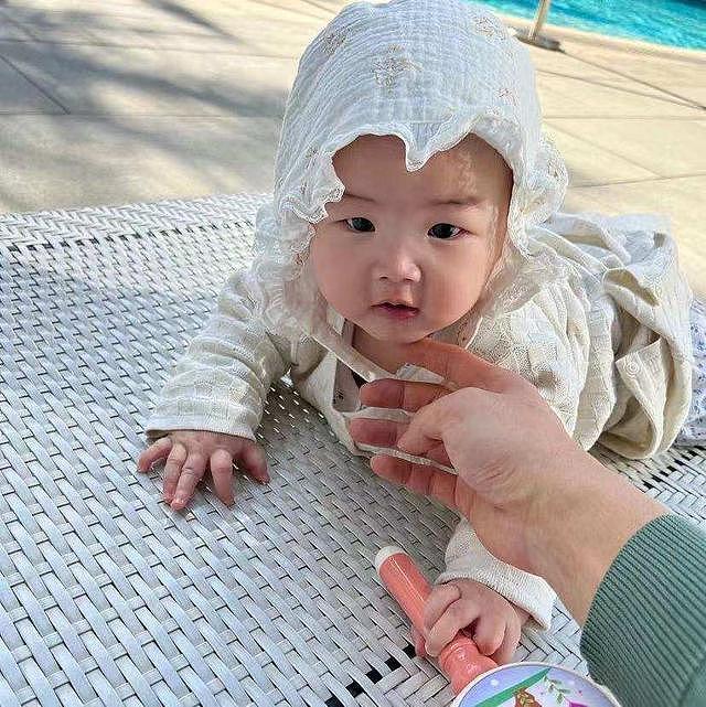 朱珠六个月女儿学游泳，戴蕾丝帽萌态十足，手握拨浪鼓笑容甜美 - 2