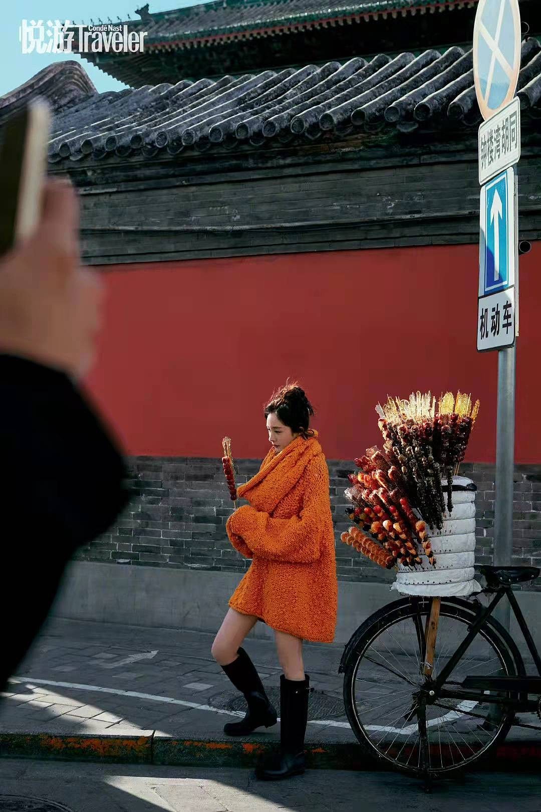 35岁杨幂游北京年味十足！穿橘色毛衣美如风景，手里还拿着糖葫芦 - 2