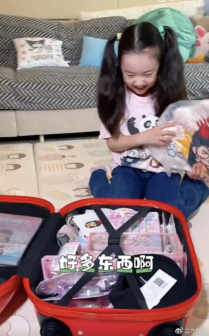 董璇晒女儿拆礼物视频 7岁小酒窝笑容超有感染力 - 2