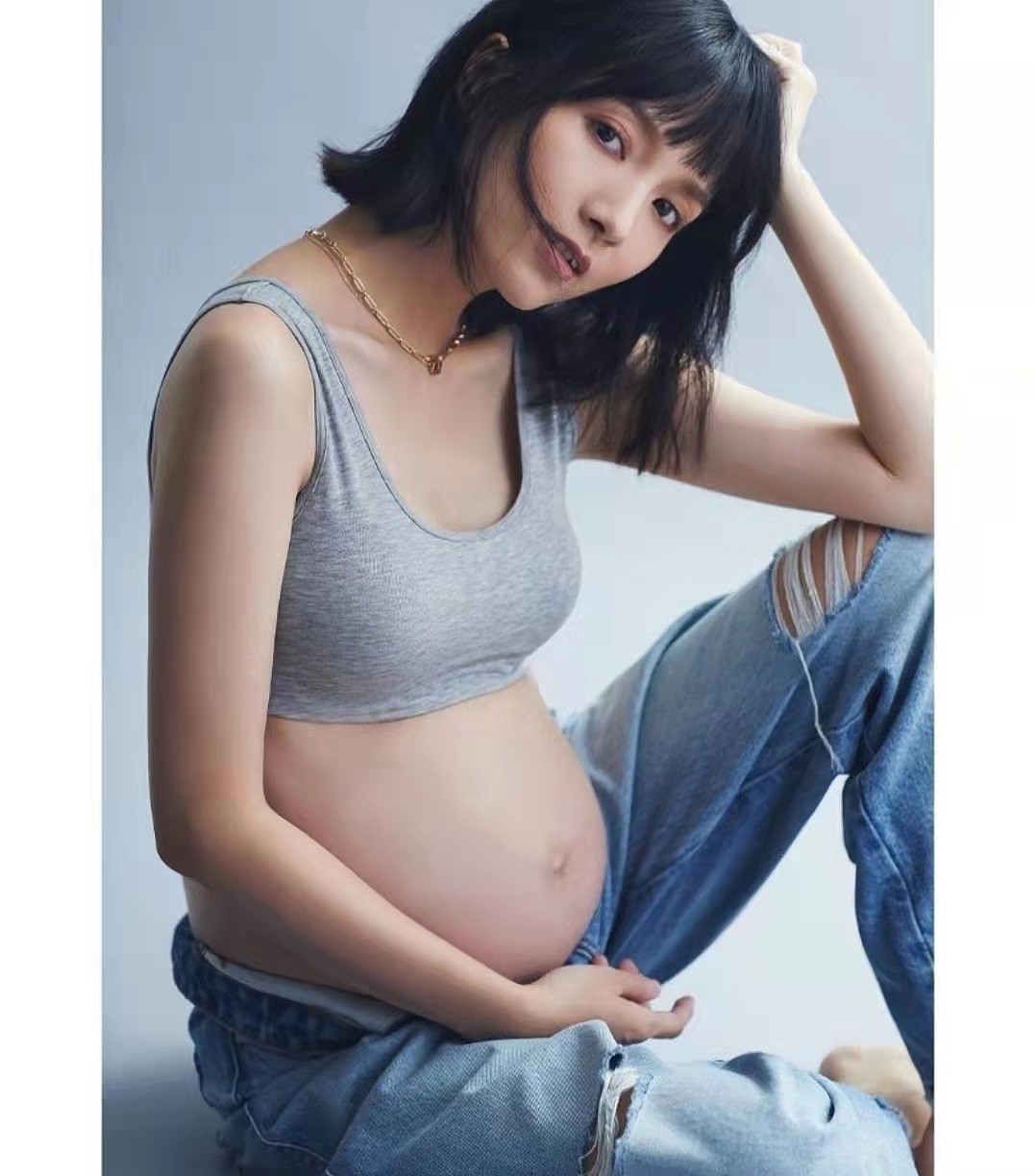 三年抱三！31岁TVB童颜女星三胎随时可生，罕见公开孕肚写真照 - 8