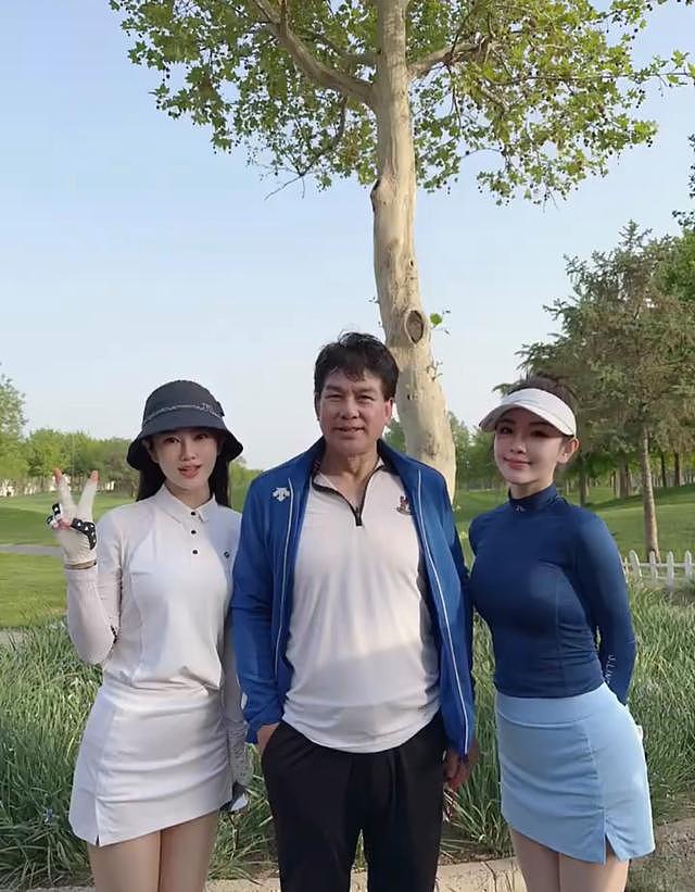69岁朱时茂与美女打高尔夫，满头黑发健硕不见老，与陈佩斯差别大 - 5